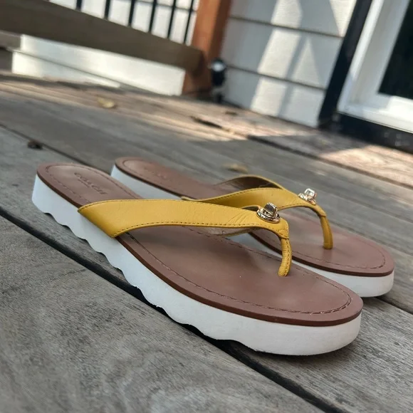 COACH Shelly Turnlock Flip Flop Sandal Yellow Leather Women's Slippers Sz 6.5